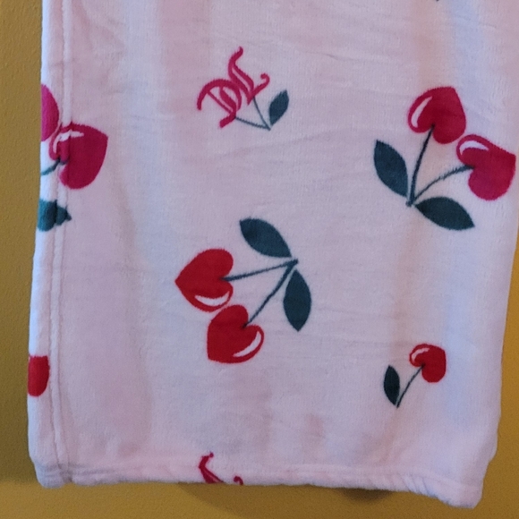 Juicy Couture 50x70 inch blanket - Picture 4 of 4